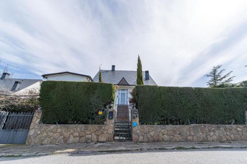 Előcsarnok, Villa con Jacuzzi exterior y Piscina cubiertos in Los Angeles de San Rafael