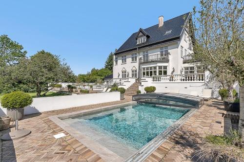 Large pool villa close to forest near Christianskirken