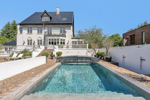 Large pool villa close to forest near Christianskirken