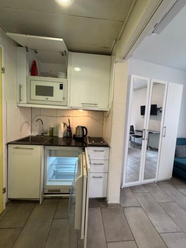 Budget en-suite City Center studio Self check in, next to Zurich HB PocketWifi 5