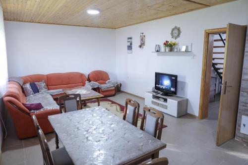 Čemerno Mountain House (Cemerno Mountain House) in Gacko