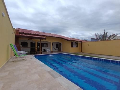 Casa Amarela com piscina in บัลเนียริโอตูปี