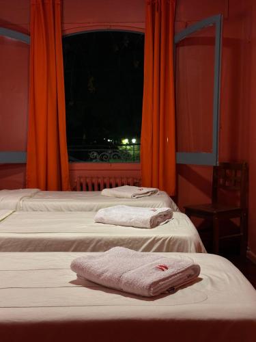 2 bedrooms, 4 beds