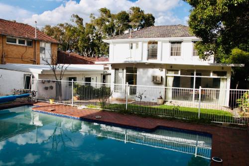 kew house in كيو