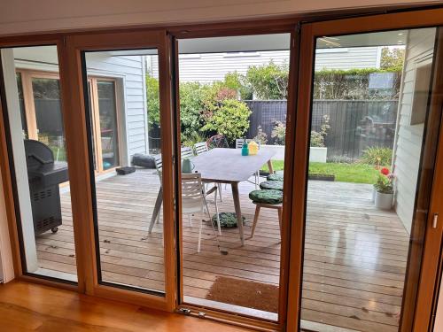 City Fringe luxury with pool and spa in Fendalton