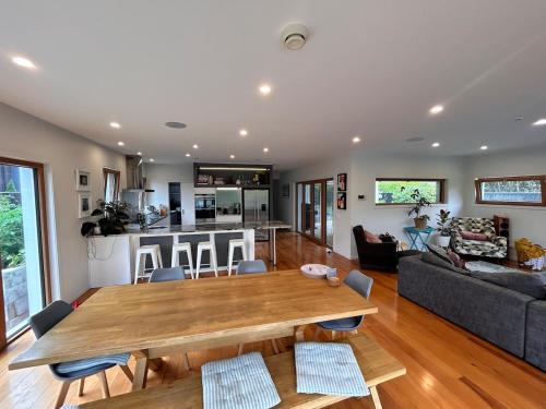 City Fringe luxury with pool and spa in Fendalton