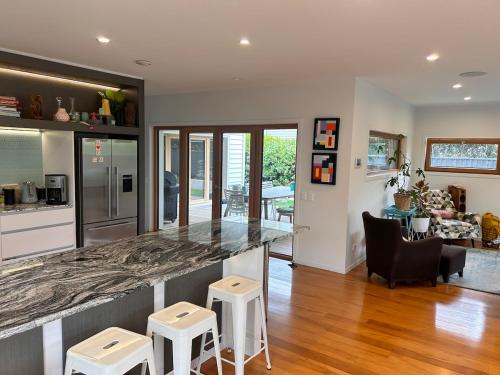 City Fringe luxury with pool and spa in Fendalton