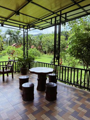 Restaurant, Nung House in Khao Sok (Suratthani)