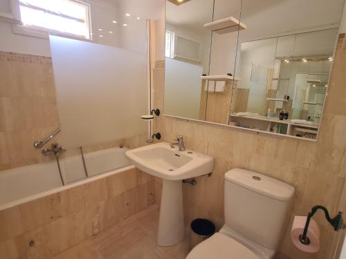 Villa 5 pièces avec piscine et vue mer à Grimaud - FR-1-780-79 - image 2