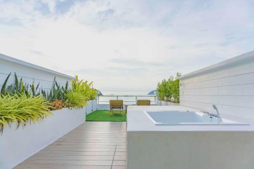 Dash Premium Jacuzzi Sea View image 5