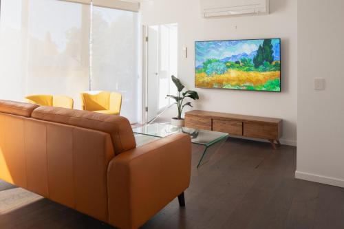Prime CBD central 3bedroom apartment in Majura