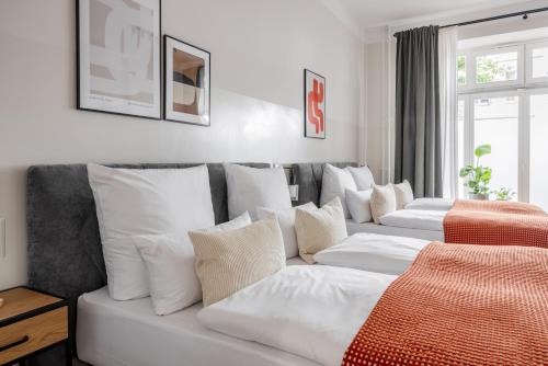 oompH Berlin Minimalist & Mighty - 1 BR hosting up to 6, Берлин (фото 10)