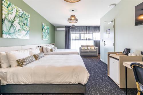 Nightcap at Commercial Hotel in Tamborine Mountain