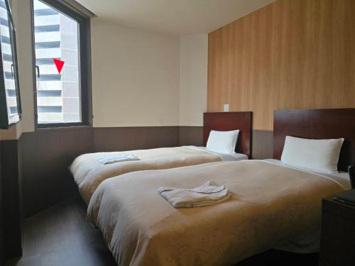 Standard Twin Room image 4