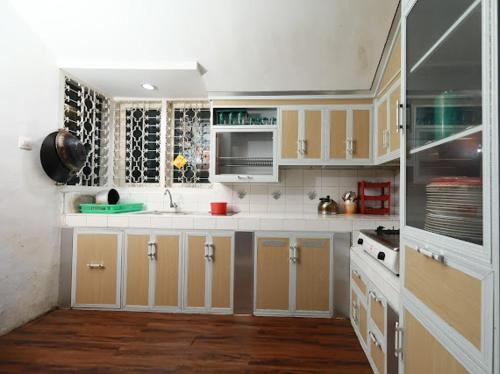 Kitchen, Villa Berastagi Indah A32 - TEBU MANIS in Dolat Rayat