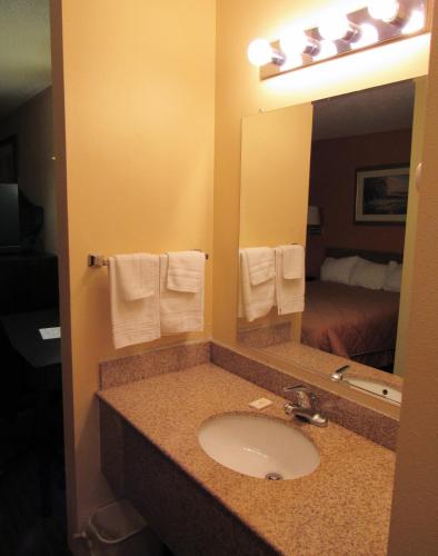 RedRock Inn Sioux Falls - image 13