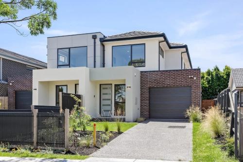 4BR Brand new Townhouse in Ashburton Shopping Golf in 格倫艾里斯