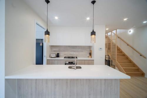 4BR Brand new Townhouse in Ashburton Shopping Golf in Glen Iris