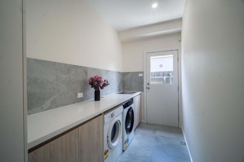 4BR Brand new Townhouse in Ashburton Shopping Golf in Glen Iris