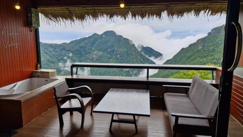 Phahee valley ผาฮี้วัลเล่ย์ near 14km Viewpoint