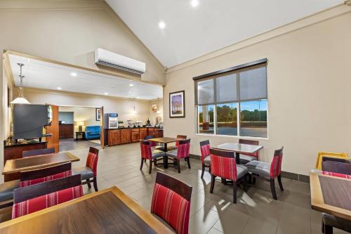 餐飲選擇, 塔斯坎比亞-馬斯爾蕭爾斯凱富套房酒店 (Comfort Inn & Suites Tuscumbia-Muscle Shoals) in 瑪索蕭爾斯 (AL)