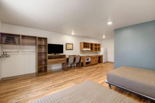 WoodSpring Suites Orlando I-4 & Convention Center - image 3