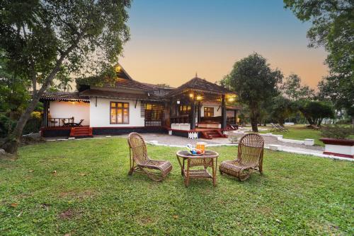 Buitenkant, Alaya Stays Vembanad House Heritage Lakeside Villa with Garden in Muhamma