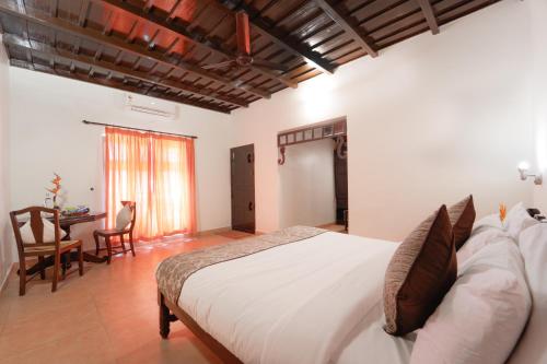 Alaya Stays Vembanad House Heritage Lakeside Villa with Garden in Muhamma