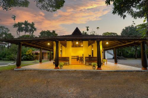 Buitenkant, Alaya Stays Vembanad House Heritage Lakeside Villa with Garden in Muhamma