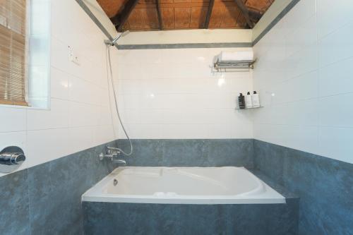 Badkamer, Alaya Stays Vembanad House Heritage Lakeside Villa with Garden in Muhamma