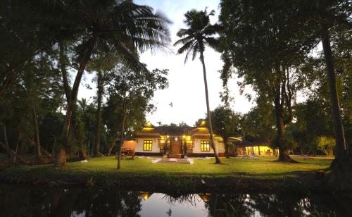Uitzicht, Alaya Stays Vembanad House Heritage Lakeside Villa with Garden in Muhamma