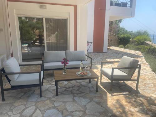 บริการและสิ่งอำนวยความสะดวก, Villa Galini in กลางเมืองไซโรปิกาโด