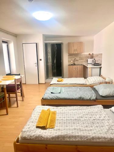 4 twin beds