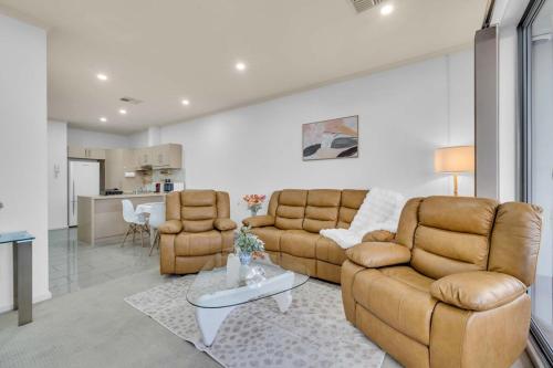 Modern Metro by Host Solutions in Mawson Tavak