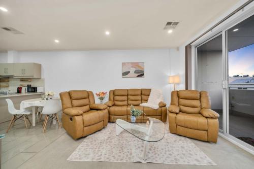 Modern Metro by Host Solutions in Mawson Tavak