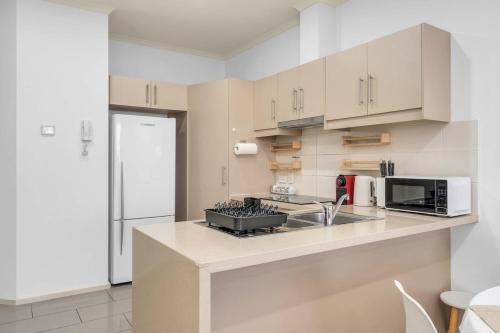 Modern Metro by Host Solutions in Mawson Tavak