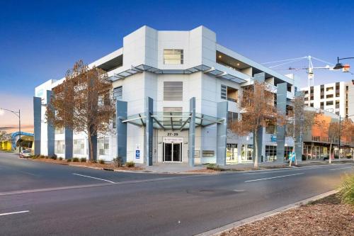 Modern Metro by Host Solutions in Mawson Tavak