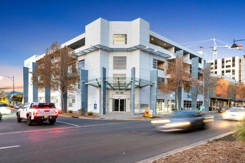 Modern Metro by Host Solutions in Mawson Tavak