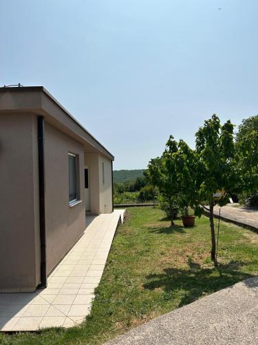 Kert, Casa Kaja in Mali Ogradenik