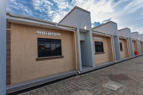 Buitenkant, The Den Soroti Purple in Soroti