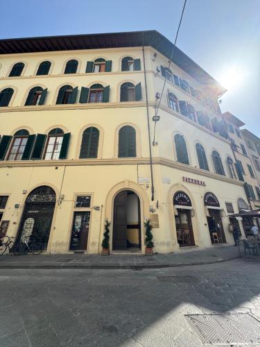 Bejárat, Emerald Palace Hostel near Dómmúzeum