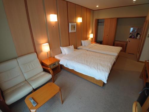 Twin Room image 3