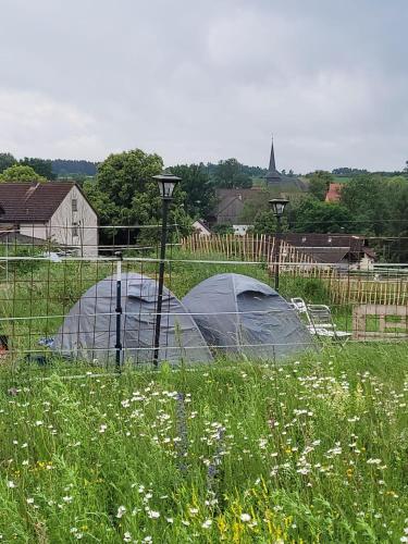 Rosenhof Stellplatz für Wohnmobil oder Wohnwagen im Innenhof, und Zeltmöglichkeit mit eigenem Zelt auf unserer Zeltwiese in Burgkunstadt, Deutschland