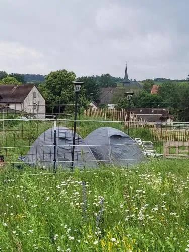 Rosenhof Stellplatz für Wohnmobil oder Wohnwagen im Innenhof, und Zeltmöglichkeit mit eigenem Zelt auf unserer Zeltwiese in Burgkunstadt, Deutschland