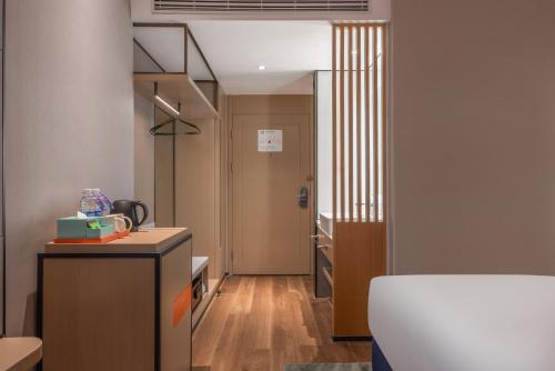 Standard Twin Room image 5