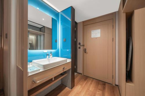 Standard Twin Room image 4