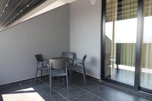 Deluxe One-Bedroom Apartment with City View image 6