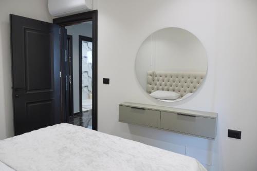Deluxe One-Bedroom Apartment with City View image 3