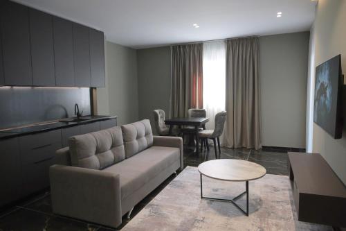 Deluxe One-Bedroom Apartment with City View image 2