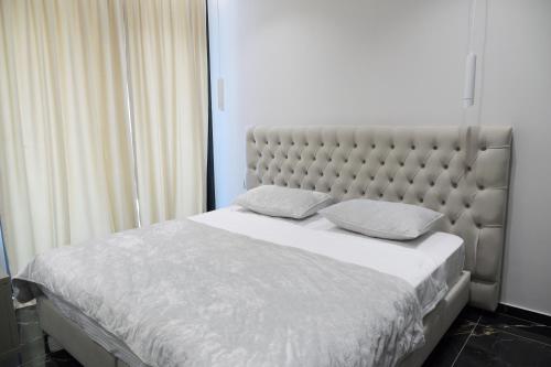 Deluxe One-Bedroom Apartment with City View image 1